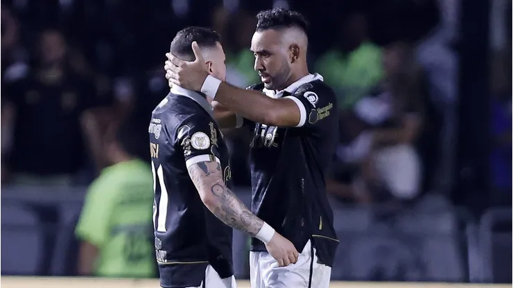 Payet of Vasco da Gama celebrates with teammate Rossi (Photo by Wagner Meier/Getty Images)