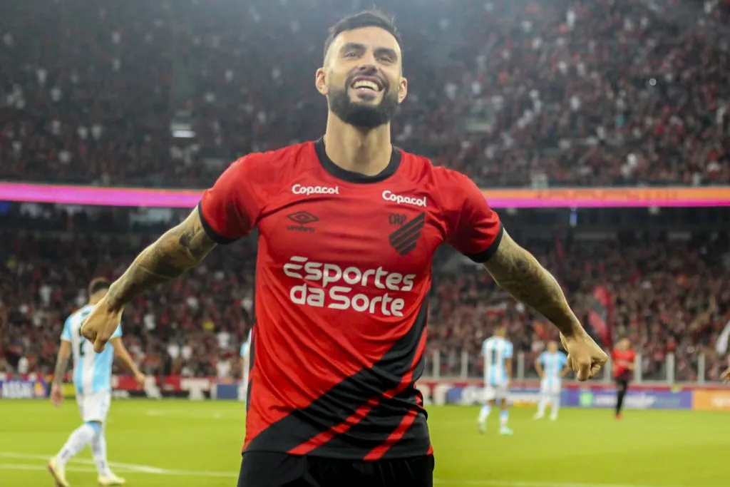 Gonzalo Mastriani celebrandi gol pelo Athletico Paranaense. Foto: Gabriel Machado/AGIF