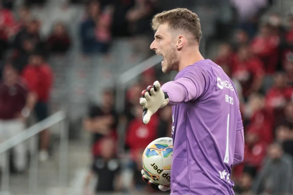 Bento em ação pelo Furacão. Foto: Robson Mafra/AGIF