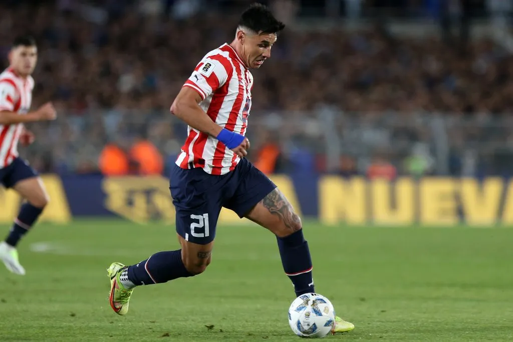 Adam Bareiro defendendo o Paraguai (Photo by Daniel Jayo/Getty Images)
