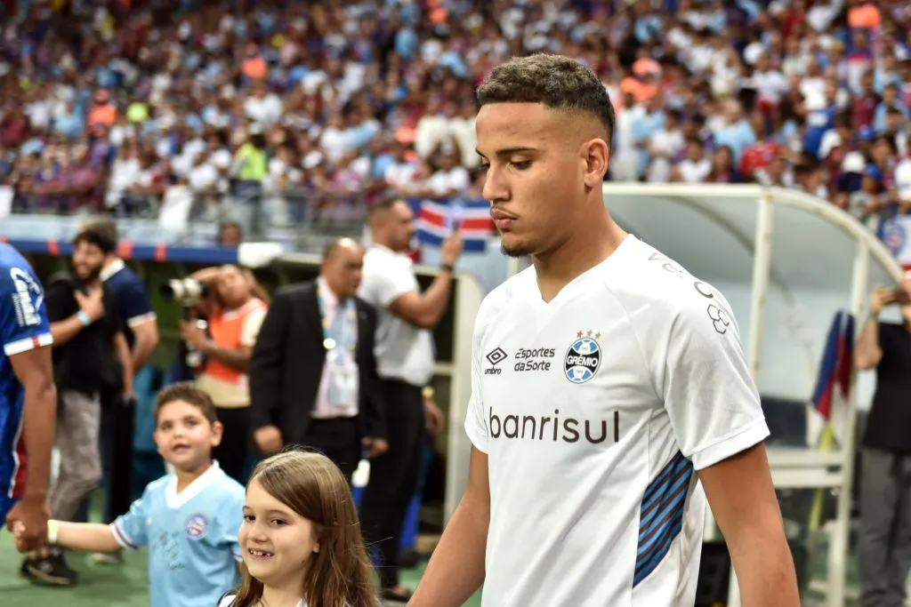 BA – SALVADOR – 01/07/2023 – BRASILEIRO A 2023, BAHIA X GREMIO – Gustavo Martins, jogador do Gremio durante entrada em campo para partida contra o Bahia no estadio Arena Fonte Nova pelo campeonato Brasileiro A 2023. Foto: Walmir Cirne/AGIF