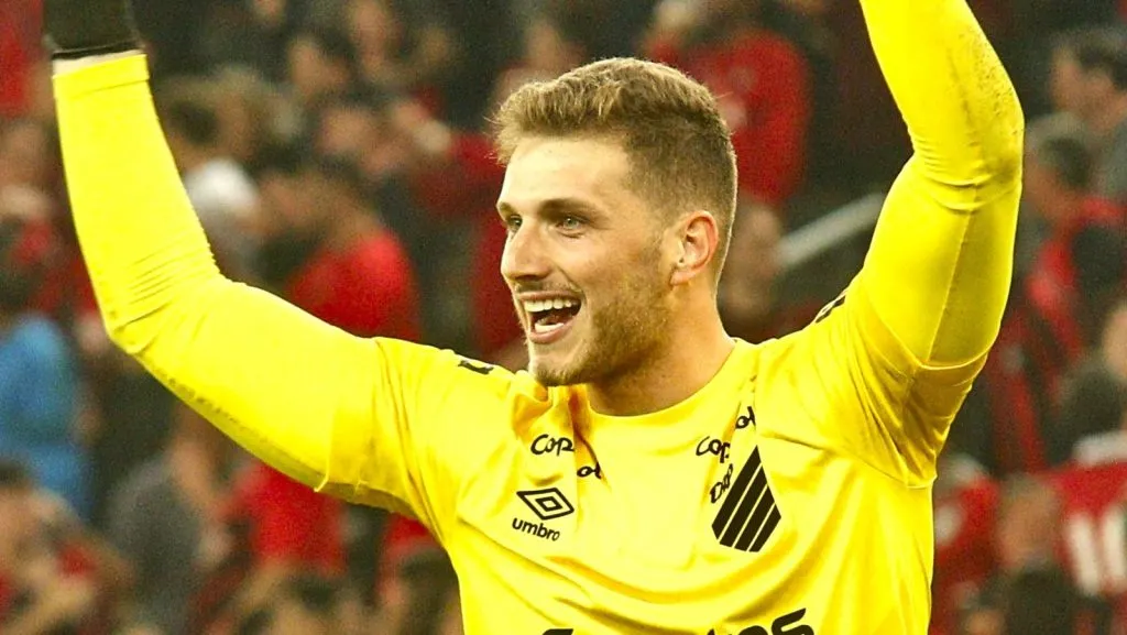 R$ 108 milhões: Bento fica mais perto de deixar o Athletico Paranaense por clube da Premier League. Foto: Gabriel Machado/AGIF