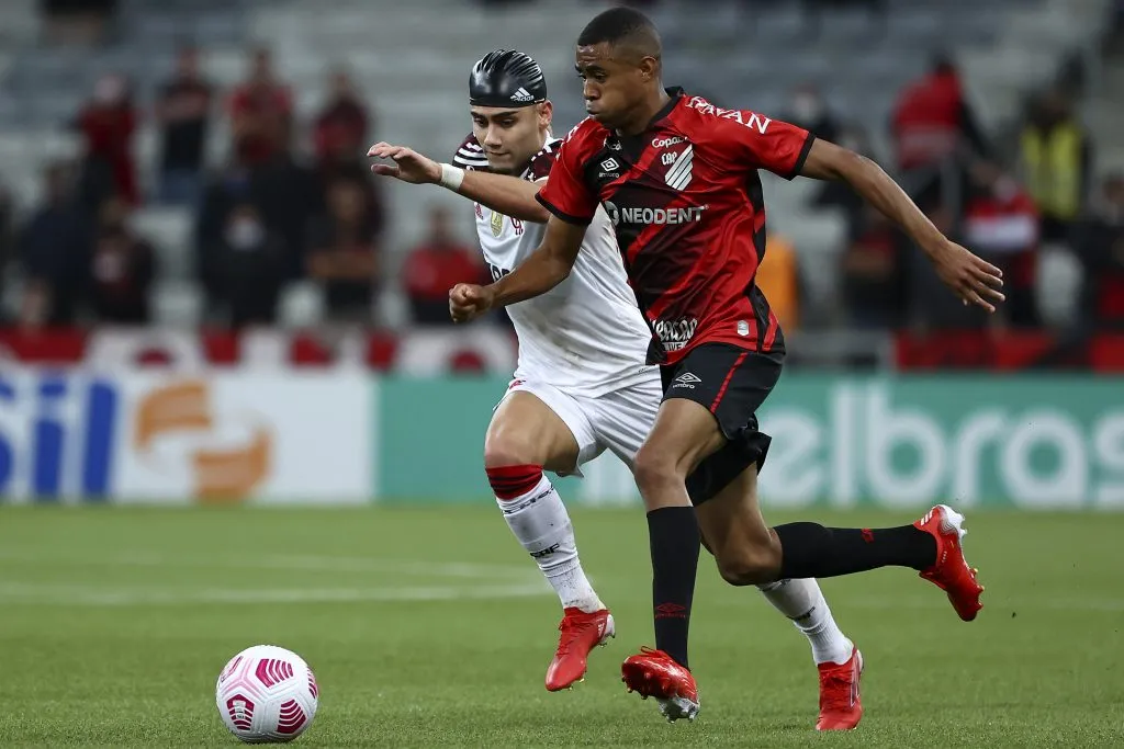 Meio-campista enfrentando o Flamengo (Photo by Buda Mendes/Getty Images)