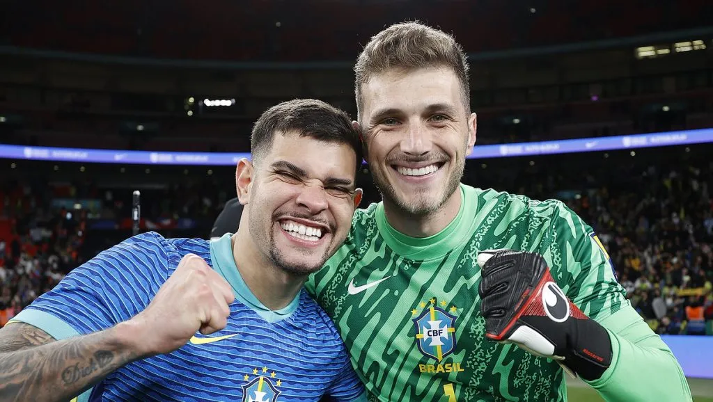 Bruno Guimarães e goleiro Bento lado a lado. Foto: Rafael Ribeiro/CBF