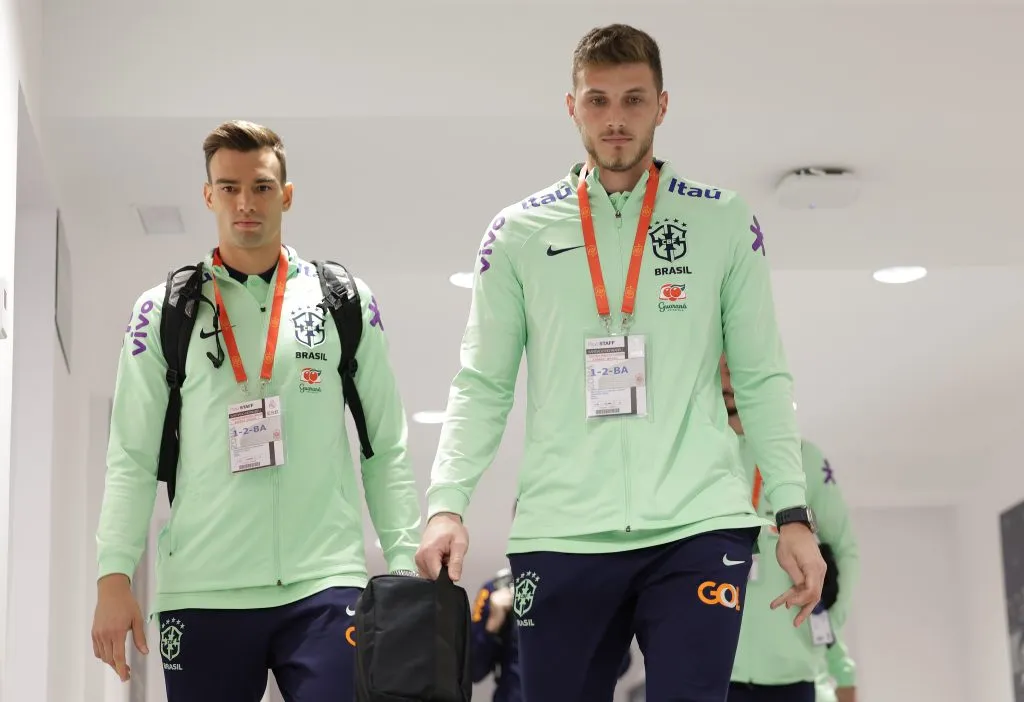 Bento pela Seleção Brasileira ao lado de Léo Jardim | Foto: Rafael Ribeiro/CBF