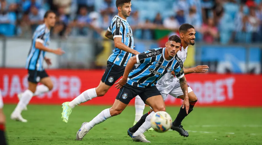Mayk foi punido por expulsão (Foto: Lucas Uebel / Grêmio FBPA / Divulgação)