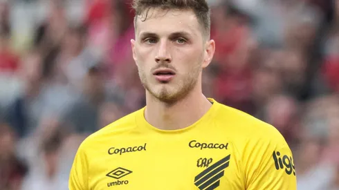 Bento, da Seleção Brasileira, pode trocar o Athletico Paranaense pelo Chelsea. Foto: Robson Mafra/AGIF