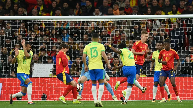 Momento que Endrick bateu na bola. Foto: Denis Doyle/Getty Images