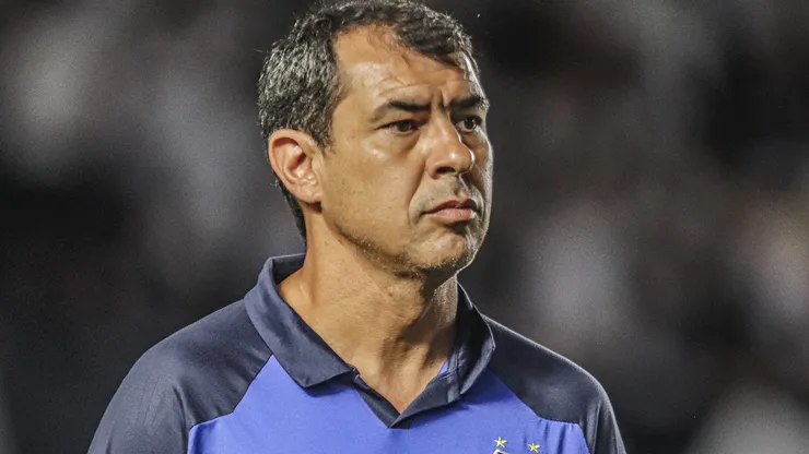Carille terá uma missão no Santos contra o Red Bull Bragantino. Foto: Reinaldo Campos/AGIF