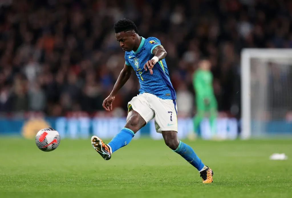 Vinícius Júnior contra a Inglaterra. Foto: Catherine Ivill/Getty Images