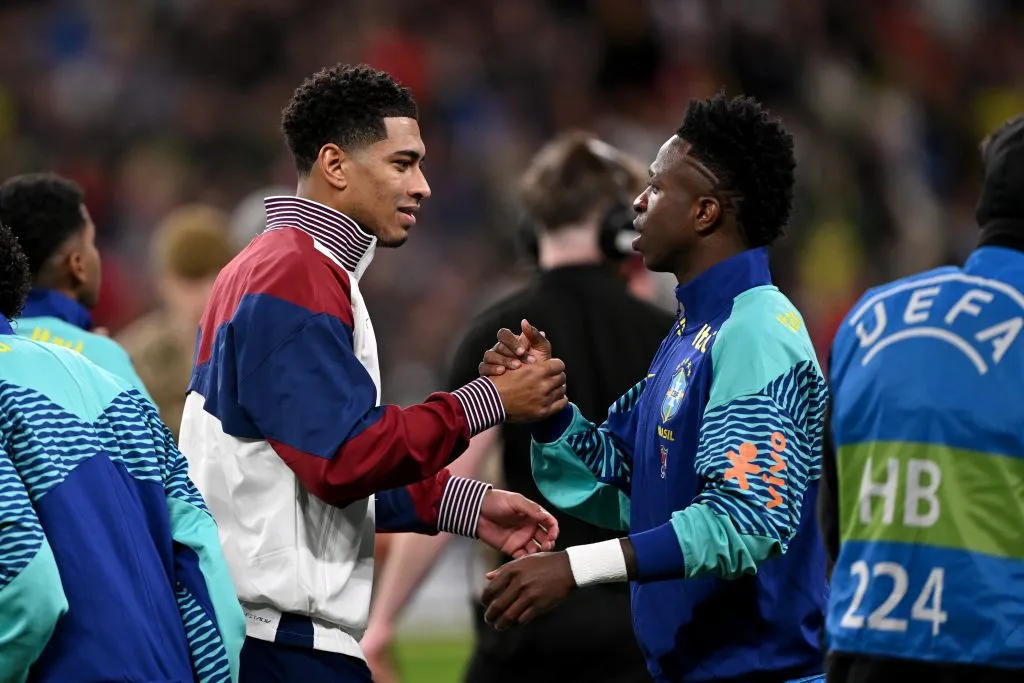 Vinícius Júnior e Bellingham se cumprimentam. Foto: Mike Hewitt/Getty Images