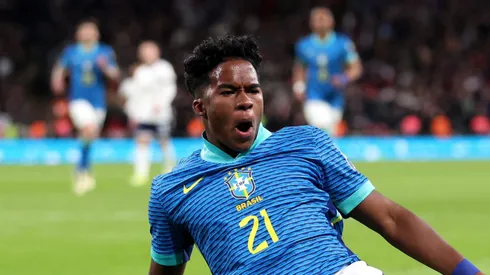 Endrick comemora gol pela Seleção Brasileira. Foto: Catherine Ivill/Getty Images