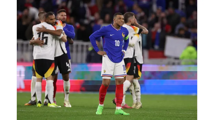 Mbappé em campo contra a Alemanha, em amistoso internacional (Foto: Alexander Hassenstein/Getty Images)