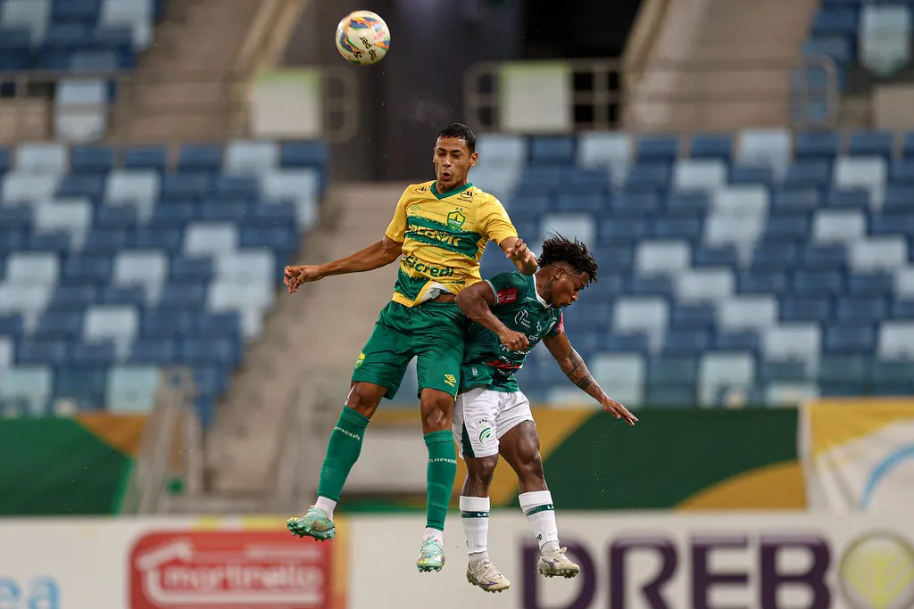 Início da passagem do defensor pelo Cuiabá é positivo (Foto: AssCom Dourado/Divulgação)
