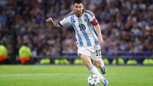 Messi em campo pela Argentina durante jogo contra o Uruguai, em Buenos Aires (Foto: Marcos Brindicci/Getty Images)