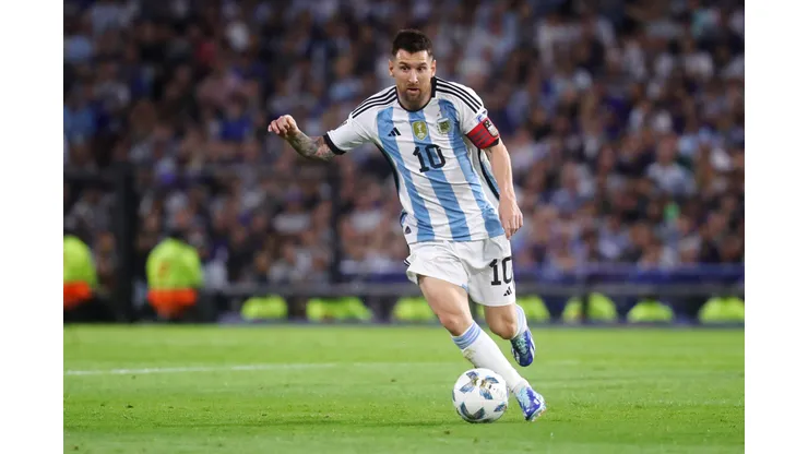 Messi em campo pela Argentina durante jogo contra o Uruguai, em Buenos Aires (Foto: Marcos Brindicci/Getty Images)
