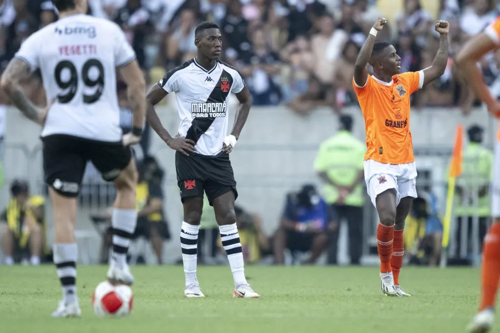 Zaga do Vasco sofre gol de Bill, do Nova Iguaçu |  Foto: Jorge Rodrigues/AGIF