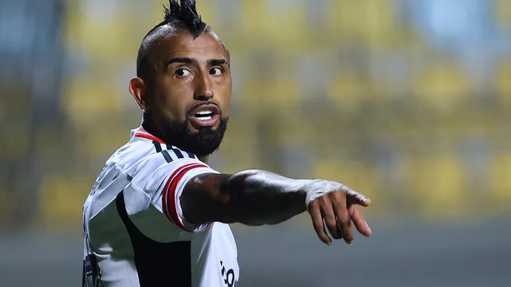 Vidal provocou o lateral do Fluminense (Foto: Marcelo Hernandez/Getty Images)