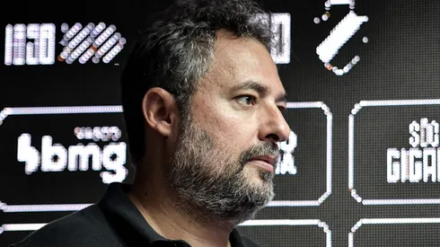 RJ - RIO DE JANEIRO - 14/03/2024 - VASCO, APRESENTACAO CLAYTON - O dirigente Alexandre Mattos fala aos jornalistas durante apresentacao oficial de Clayton como jogador do Vasco em coletiva de imprensa realizada no Sao Januario. Foto: Thiago Ribeiro/AGIF