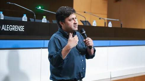 Alberto Guerra libera Renato Portaluppi (Foto: Morgana Schuh / Grêmio FBPA / Divulgação)