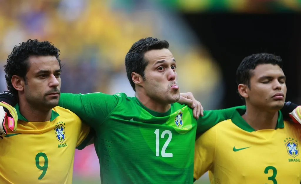 BRASÍLIA, Brasil – 15 DE JUNHO: Fred (L), Julio Cesar e Thiago Silva do Brasil (R) olham antes do jogo do Grupo A da Copa das Confederações da FIFA Brasil 2013 entre Brasil e Japão no Estádio Nacional em 15 de junho de 2013 em Brasília, Brasil. (Foto: Scott Heavey/Getty Images)