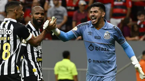 DF - BRASILIA - 01/11/2023 - BRASILEIRO A 2023, FLAMENGO X SANTOS - Joaquim jogador do Santos comemora vitoria ao final da partida contra o Flamengo no estadio Mane Garrincha pelo campeonato Brasileiro A 2023. Foto: Mateus Bonomi/AGIF