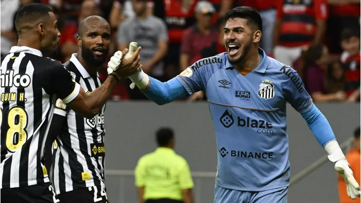 DF - BRASILIA - 01/11/2023 - BRASILEIRO A 2023, FLAMENGO X SANTOS - Joaquim jogador do Santos comemora vitoria ao final da partida contra o Flamengo no estadio Mane Garrincha pelo campeonato Brasileiro A 2023. Foto: Mateus Bonomi/AGIF