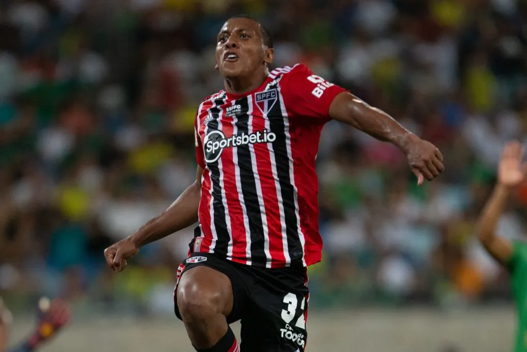 Zagueiro nos tempos de São Paulo. Foto: Gil Gomes/AGIF