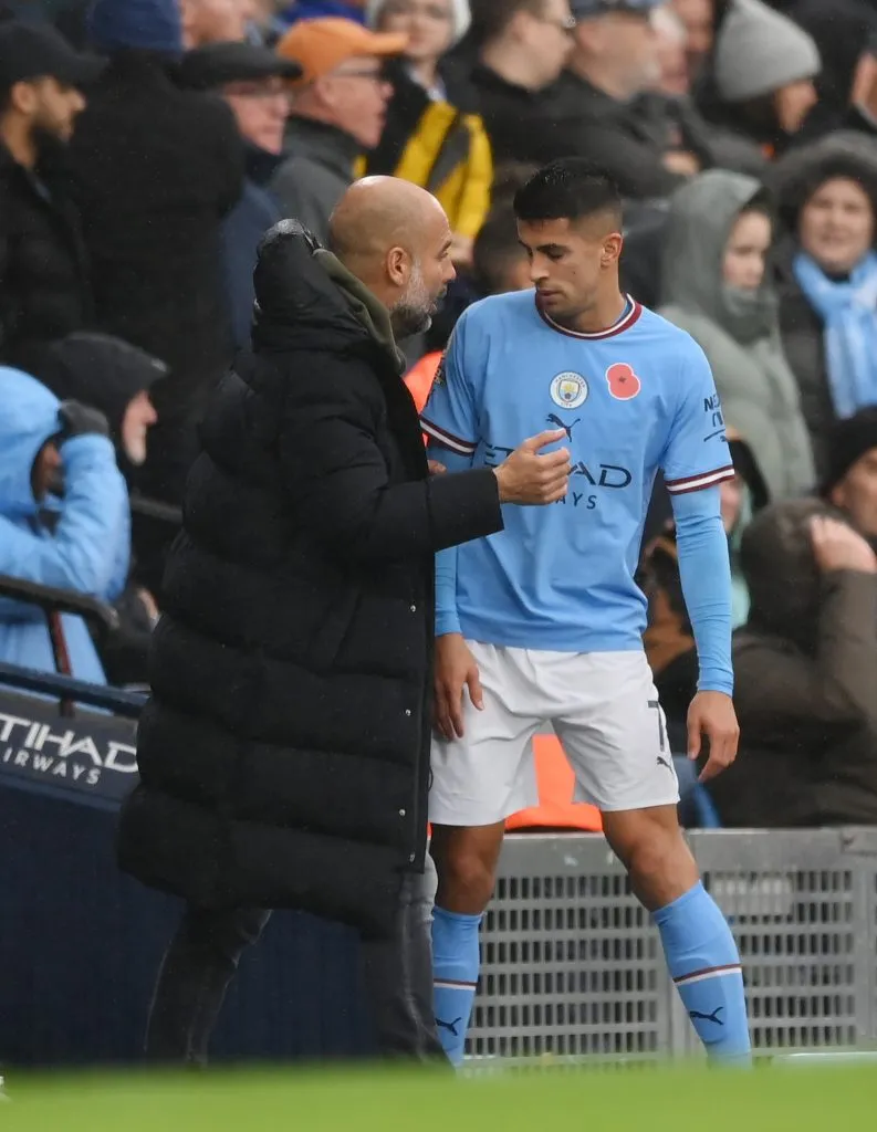 MANCHESTER, INGLATERRA – NOVEMBRO 05: João Cancelo, do Manchester City, deixa o gramado após receber cartão vermelho durante a partida da Premier League entre Manchester City e Fulham FC, no Etihad Stadium, em 05 de novembro de 2022, em Manchester, Inglaterra. (Foto: Shaun Botterill/Getty Images)