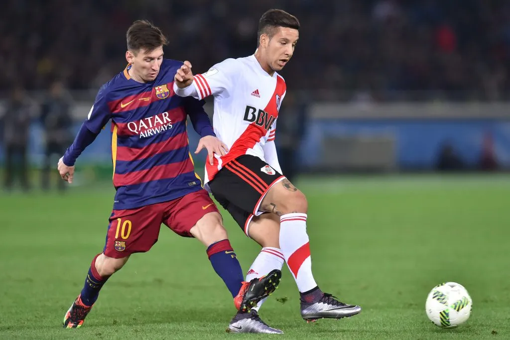 Driussi durante sua primeira passagem pelo River Plate enfrentando o Barcelona no Mundial de Clubes.  (Photo by Atsushi Tomura/Getty Images)