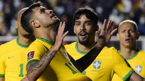 Bruno Guimarães é convocado ao lado de Lucas Paquetá. Foto: Javier Mamani/Getty Images
