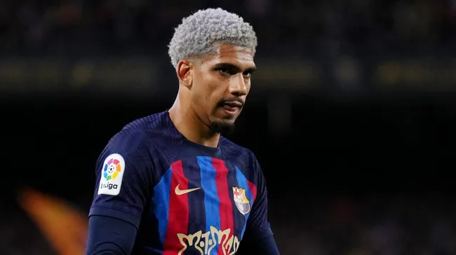 Bayern considera envolver jogador para convencer o Barcelona a vender Ronald Araújo. (Photo by Angel Martinez/Getty Images)