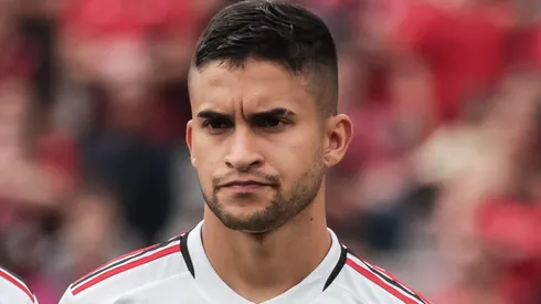 PR - CURITIBA - 29/10/2023 - BRASILEIRO A 2023, ATHLETICO-PR X SAO PAULO - Rodrigo Nestor jogador do Sao Paulo durante execucao do hino nacional antes da partida contra o Athletico-PR no estadio Arena da Baixada pelo campeonato Brasileiro A 2023. Foto: Robson Mafra/AGIF