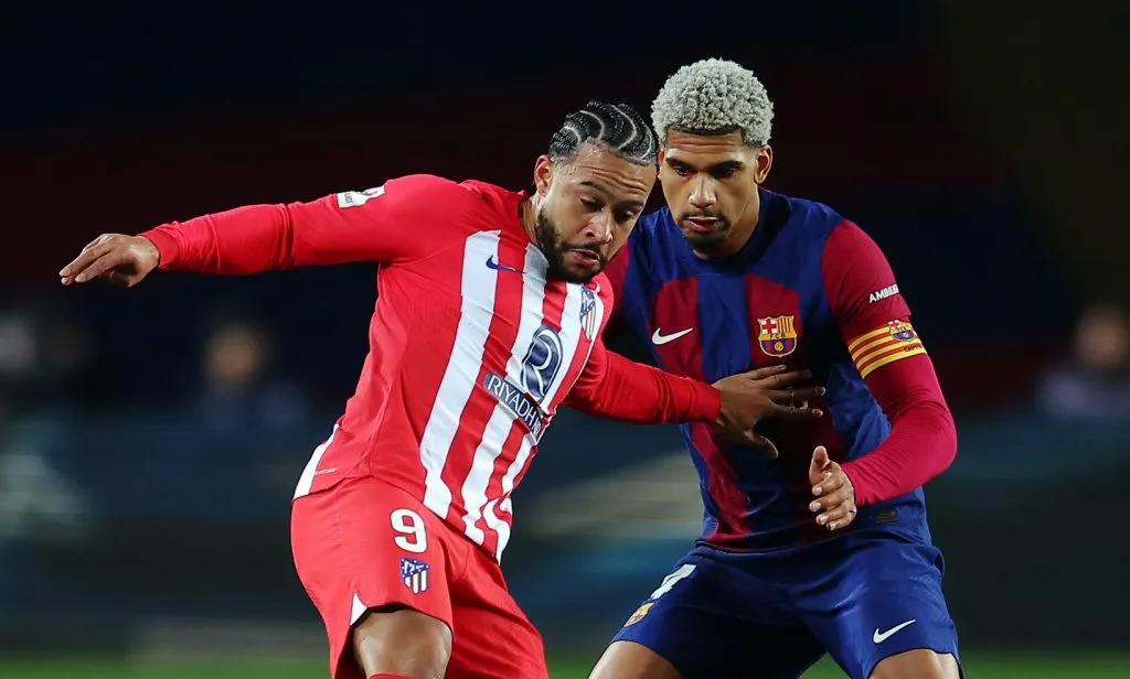 Ronald Araújo em partida contra o Atlético de Madrid. (Foto: Eric Alonso/Getty Images)