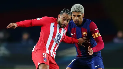 Memphis Depay e Ronald Araujo: Duelo entre Atlético de Madrid e Barcelona (Foto: Eric Alonso/Getty Images)