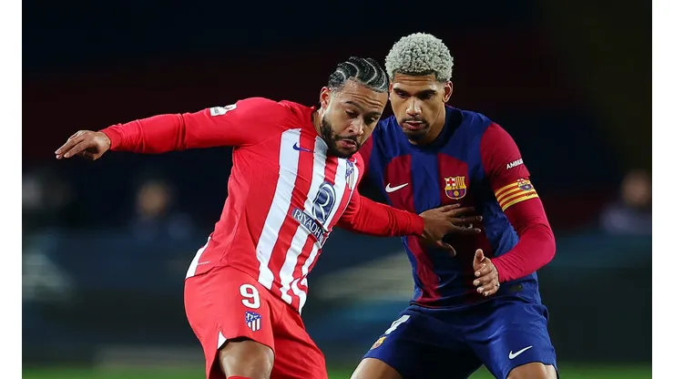 Memphis Depay e Ronald Araujo: Duelo entre Atlético de Madrid e Barcelona (Foto: Eric Alonso/Getty Images)
