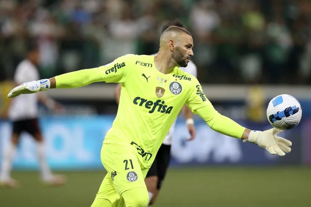 Goalkeeper Weverton of Palmeiras  (Photo by Alexandre Schneider/Getty Images)