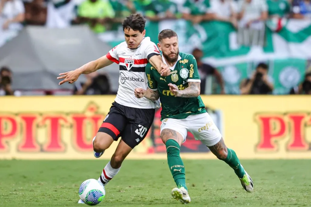 MG – BELO HORIZONTE – 04/02/2024 – SUPERCOPA 2024, PALMEIRAS X SAO PAULO – Ze Rafael jogador do Palmeiras disputa lance com Joao Moreira
 jogador do Sao Paulo durante partida no estadio Mineirao pelo campeonato Supercopa 2024. Foto: Gilson Lobo/AGIF