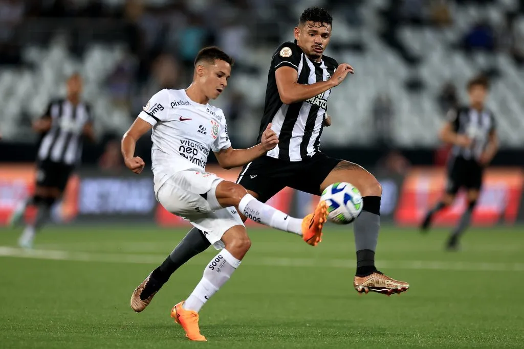 Matheus Araújo em ação contra o Botafogo. (Photo by Buda Mendes/Getty Images)