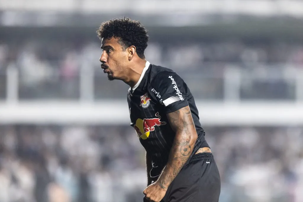 Jogador enfrentando o Santos. Foto: Abner Dourado/AGIF