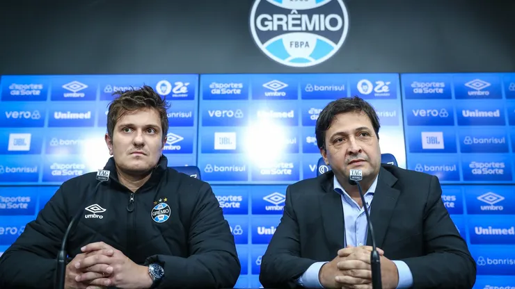 Brum e Guerra: direção do Grêmio tenta fechar com zagueiro (Foto: Lucas Uebel/Grêmio/Divulgação)