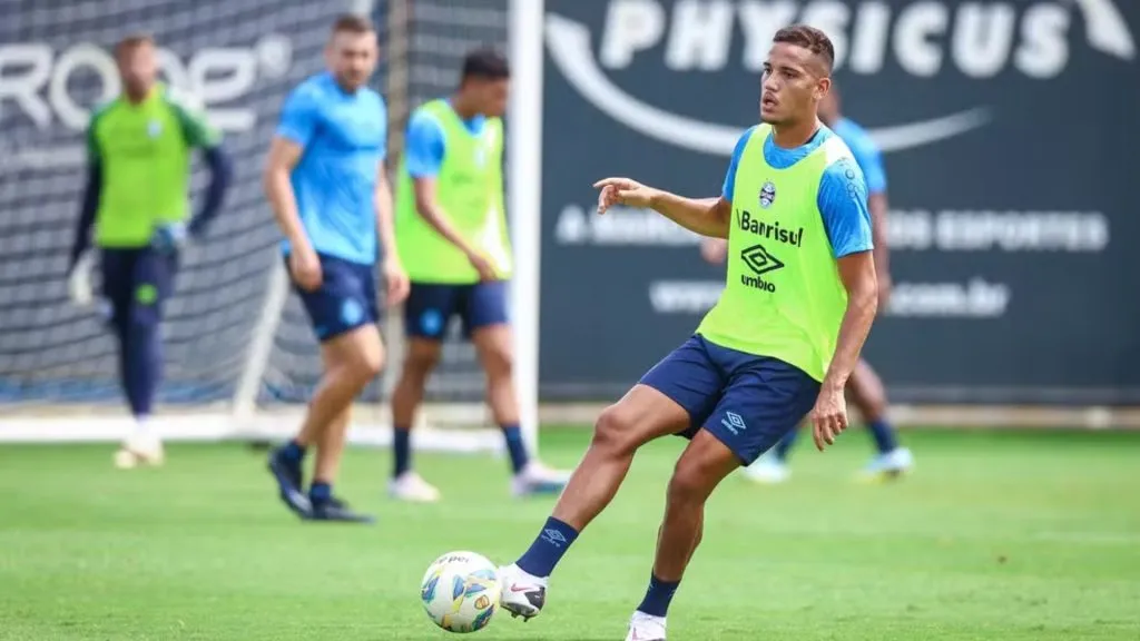 Assim como Ronald, Gustavo Martins busca espaço com Renato (Foto: Lucas Uebel/Grêmio/Divulgação)