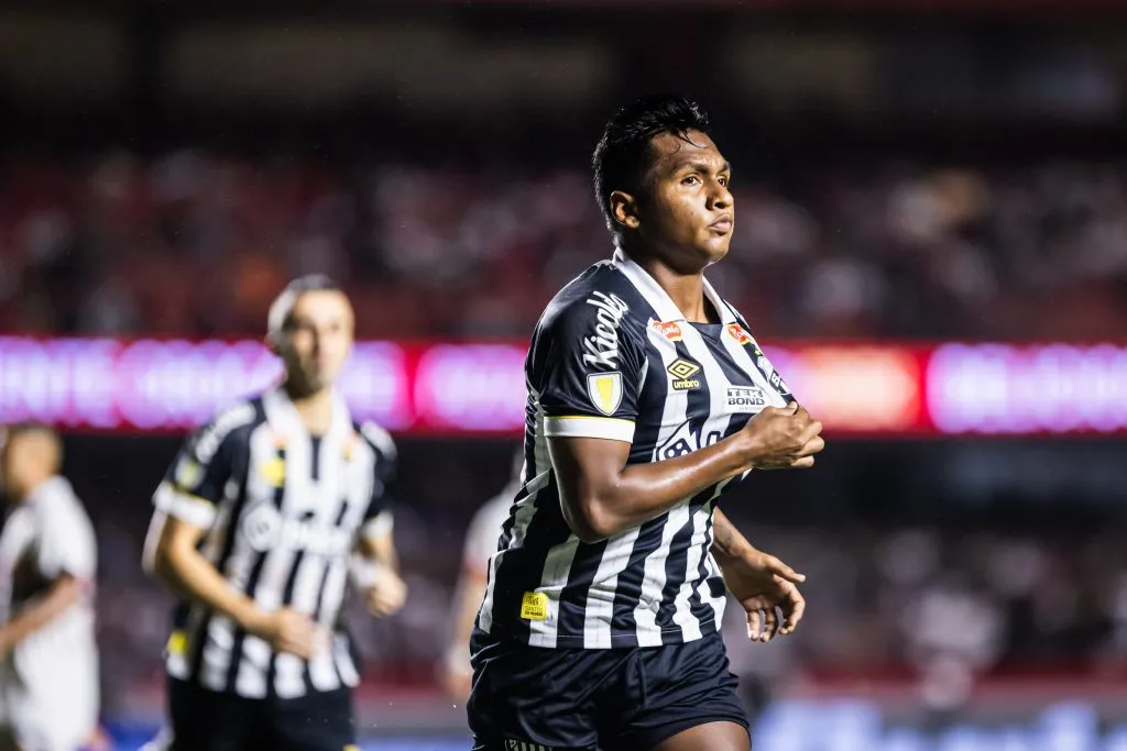 Santos quer negociar Morelos. Foto: Abner Dourado/AGIF