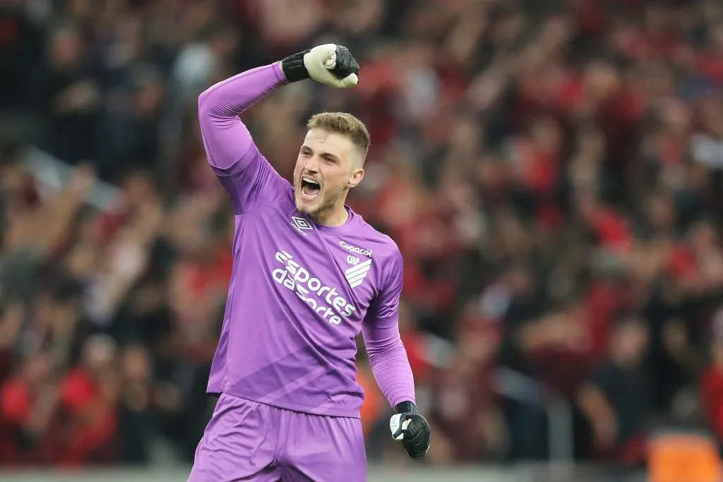 Bento celebrando gol do Athletico Paranaense. (Photo by Heuler Andrey/Getty Images)