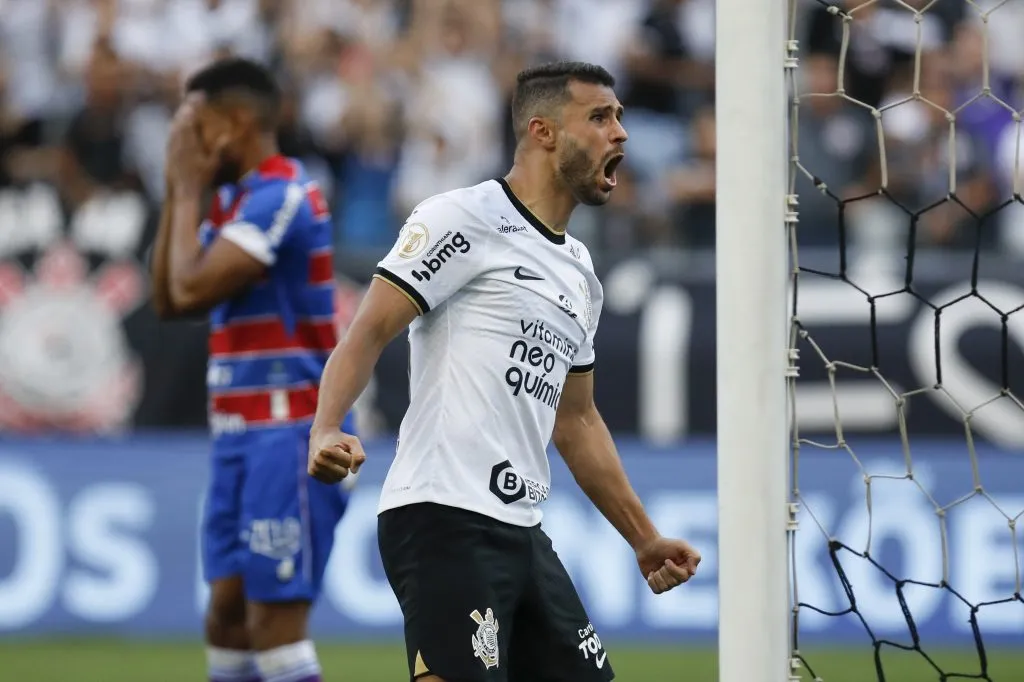 Júnior Moraes comemora gol pelo Corinthians (Photo by Ricardo Moreira/Getty Images)