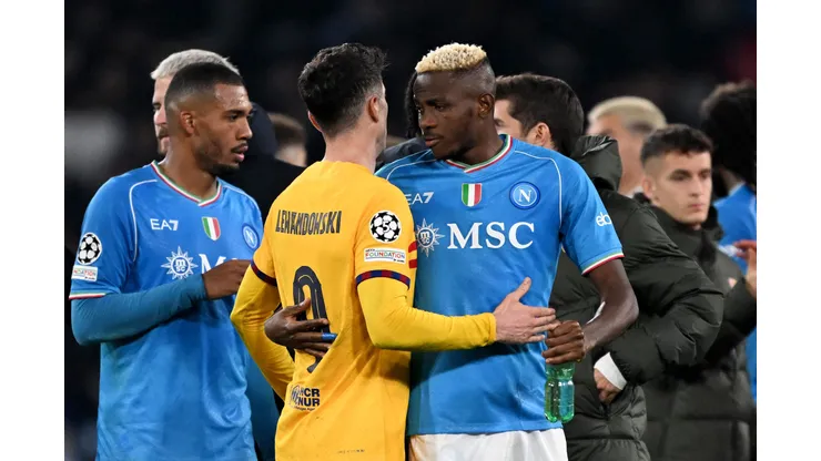 Osimhen abraça Lewandowski em confronto de ida de Napoli e Barcelona pela Champions (Foto: Francesco Pecoraro/Getty Images)