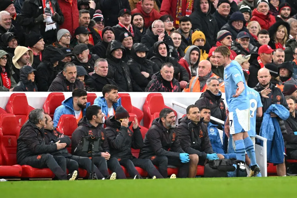 LIVERPOOL, INGLATERRA – MARÇO 10: Kevin De Bruyne, do Manchester City, reage ao banco do Manchester City após ser substituído durante a partida da Premier League entre Liverpool FC e Manchester City, em Anfield, em 10 de março de 2024, em Liverpool, Inglaterra. (Foto: Michael Regan/Getty Images)