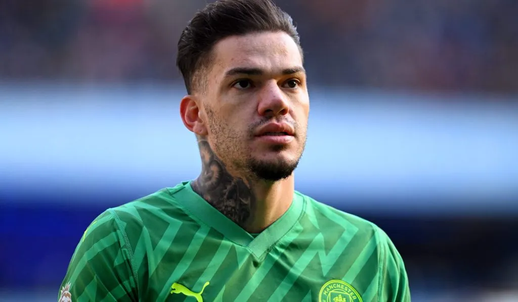 Goleiro brasileiro Ederson segue no departamento médico (Foto: Michael Regan/Getty Images)