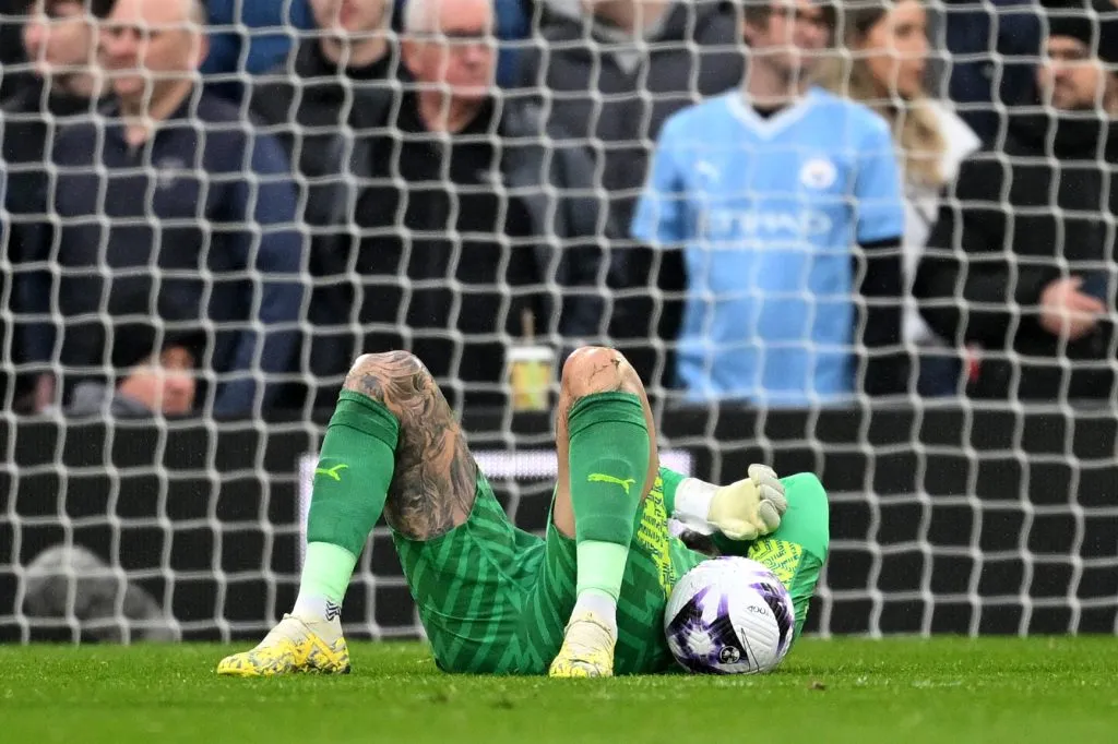 LIVERPOOL, INGLATERRA – 10 DE MARÇO: Ederson, do Manchester City, sofre de lesão e é substituído durante a partida da Premier League entre Liverpool FC e Manchester City, em Anfield, em 10 de março de 2024, em Liverpool, Inglaterra. (Foto: Michael Regan/Getty Images)