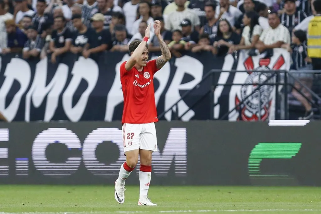 Meia no duelo diante do Corinthians (Photo by Ricardo Moreira/Getty Images)